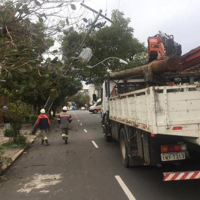 Poste quebra enquanto funcionário trabalhava e rua é bloqueada em Porto Alegre. Caso ocorreu na rua Dona Augusta, bairro Menino Deus.