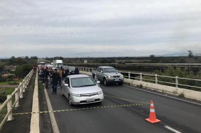  PORTO ALEGRE, RS, BRASIL, 02/08/2019- Homem é morto a tiros dentro de carro na ponte sobre o Rio Jacuí, na BR-290. (Foto: Cid Martins / Agencia RBS)