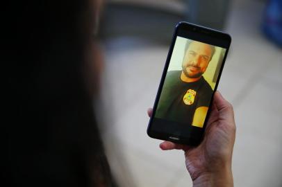  CACHOEIRINHA, RS, BRASIL, 01-08-2019: Mulher que foi enganada por estelionatário que se passava por agente da Polícia Federal, segura imagem do homem em telefone celular (FOTO FÉLIX ZUCCO/AGÊNCIA RBS, Editoria de Notícias).