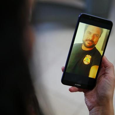  CACHOEIRINHA, RS, BRASIL, 01-08-2019: Mulher que foi enganada por estelionatário que se passava por agente da Polícia Federal, segura imagem do homem em telefone celular (FOTO FÉLIX ZUCCO/AGÊNCIA RBS, Editoria de Notícias).