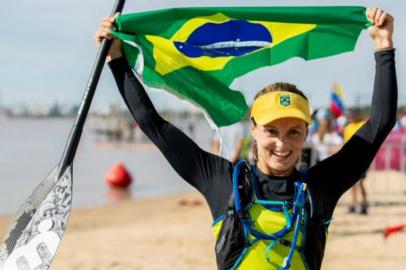 Lena Guimarães vence no stand up padle e conquista ouro inédito no surfe