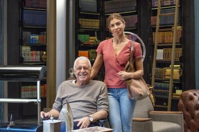 Paloma (Grazi Massafera) acompanha a cadeira de Alberto (Antonio Fagundes) até a biblioteca em Bom Sucesso.