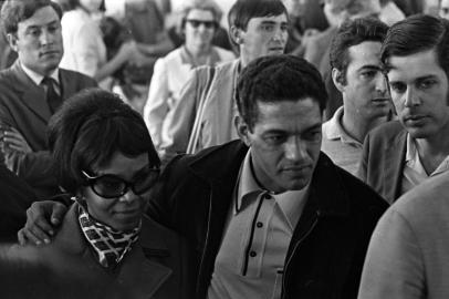  Garrincha e Elza Soares, no aeroporto Salgado Filho 1969#Envelope: 58015#Pasta: 15109#Crédito: Manera