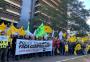 Servidores protestam em frente ao Tribunal de Justiça contra o atraso no pagamento dos salários