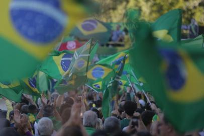  PORTO ALEGRE, RS, BRASIL - 2019.05.26 - Manifestantes ocupam a Avenida Goethe em apoio ao governo Jair Bolsonaro. Participantes defendem causas como a reforma da Previdência e o pacote anticrime apresentado pelo ministro Sergio Moro (Foto: ANDRÉ ÁVILA/ Agência RBS)