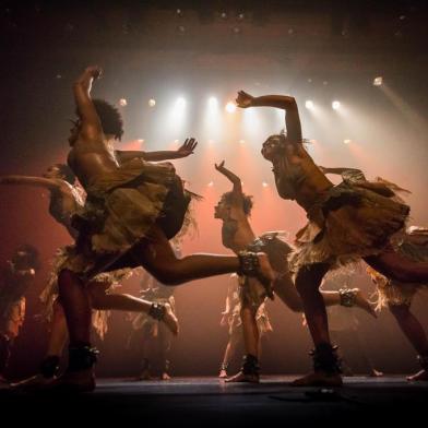 Circuito Palco Giratório - Espetáculo Subterrâneo, Cia Gumboot Dança Brasil (SP)O espetáculo Subterrâneo traça um paralelo entre a experiência dos mineiros africanos do século XIX e a sobrevivência da população negra e periférica das grandes metrópoles brasileiras nos dias de hoje. Suburbanos explorados cotidianamente, com suas memórias sendo soterradas e suas vozes abafadas por um regime de extermínio que avança sistematicamente.