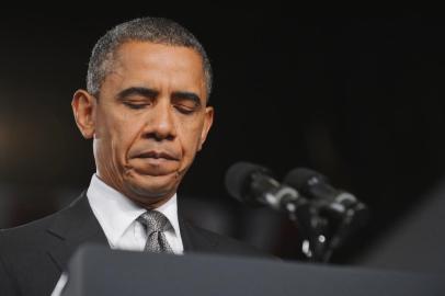 148796197US President Barack Obama pauses as he speaks on the shootings in Aurora, Colorado at what was scheduled originally as a campaign event at Harborside Event Center July 20, 2012 in Fort Myers, Florida.  Such violence, such evil, is senseless. But while we will never know fully what causes somebody to take the live of another, we do know what makes life worth living, he told a somber crowd in Florida. AFP PHOTO/Mandel NGANEditoria: POLLocal: Fort MyersIndexador: MANDEL NGANSecao: electionFonte: AFPFotógrafo: STF