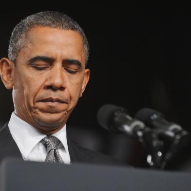 148796197US President Barack Obama pauses as he speaks on the shootings in Aurora, Colorado at what was scheduled originally as a campaign event at Harborside Event Center July 20, 2012 in Fort Myers, Florida.  Such violence, such evil, is senseless. But while we will never know fully what causes somebody to take the live of another, we do know what makes life worth living, he told a somber crowd in Florida. AFP PHOTO/Mandel NGANEditoria: POLLocal: Fort MyersIndexador: MANDEL NGANSecao: electionFonte: AFPFotógrafo: STF