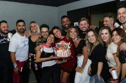 Bruna Marquezine comemora aniversário com famosos em show de Sandy e Júnior