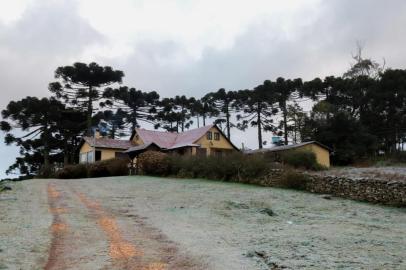 Poças d¿água congelaram, portões de madeira esbranquiçaram e os campos em São José dos Ausentes mudaram de cor no amanhecer deste domingo (4). Por volta das 6h30min, o termômetro da área central da cidade dos Campos de Cima da Serra acusava -1,5ºC.