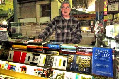  Julio Cesar Francia Ferreira dono da banca/ sebo de livros e revistas do Mercado Público.