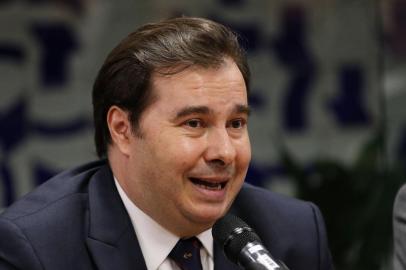 O presidente da Câmara, Rodrigo Maia, acompanhado de líderes partidários, durante coletiva sobre a reforma da Previdência. O relatório do deputado Samuel Moreira deve ser apresentado amanhã na Comissão Especial da Reforma da Previdência. Foto de 12/06/2019