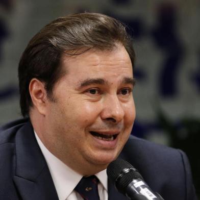 O presidente da Câmara, Rodrigo Maia, acompanhado de líderes partidários, durante coletiva sobre a reforma da Previdência. O relatório do deputado Samuel Moreira deve ser apresentado amanhã na Comissão Especial da Reforma da Previdência. Foto de 12/06/2019