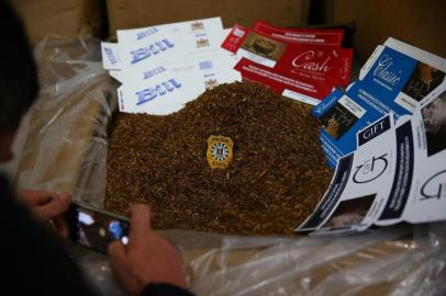  CANOAS-RS- BRASIL- 26/07/2019- Polícia civil faz a apreensão de cigarros em Niterói- Canoas. Em um depósito estavam cerca de 20 toneladas de cigarros e material para falsificação.  FOTO MARCO FAVERO/ AGRBS.