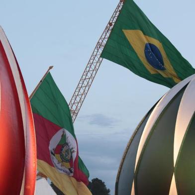  ESTEIO, RS, BRASIL, 29-08-20118.Bandeiras rasgadas são trocadas na ExpointerAlertada na manhã de ontem sobre o rasgo existente nas bandeiras do Brasil e do Rio Grande do Sul que ficam na entrada do parque Assis Brasil, em Esteio, a direção fez a troca na parte da tarde. (ANDRÉ ÁVILA/AGÊNCIA RBS)