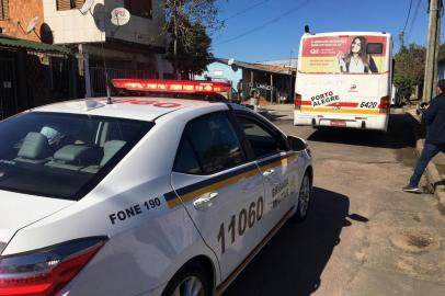 Esta segunda-feira (5) começou com a rotina alterada para os moradores da Vila Timbaúva e do bairro Rubem Berta, na zona norte de Porto Alegre. Sem ônibus da linha A62 para levá-los até o terminal da Avenida Adelino Ferreira Jardim, o jeito foi ir a pé. A suspensão do transporte ocorreu após incêndio em um dos coletivos ¿ previsão de retorno é 11h.