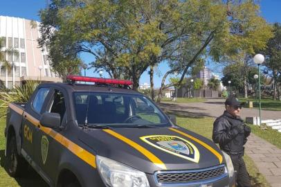 Agente e viatura da Guarda Civil de Bento Gonçalves.