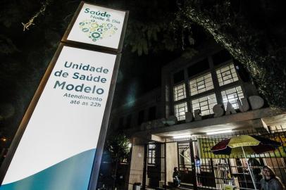 Porto Alegre, RS - 14/08/2018  SMS, atravÃ©s da Coord. de APS, instala totens iluminados e informativos, em frente a unidades de saÃºde com horÃ¡rio de atendimento estendido. Local: CS Modelo. Av. JerÃ´nimo de Ornelas, 55.Foto: Cristine Rochol/PMPA