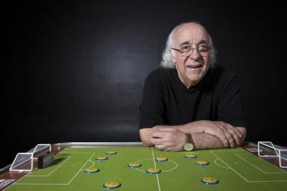 TostÃ£o, colunista da Folha BELO HORIZONTE, MG, BRASIL 05.04.2018 Retrato do Tostão (ex-jogador e colunista da Folha) com tabuleiro de jogo de botão para mostrar as táticas das Seleções que disputarão a Copa da Rússia (Foto: Eduardo Knapp/Folhapress)Local: Belo Horizonte ;MG ;BRASIL