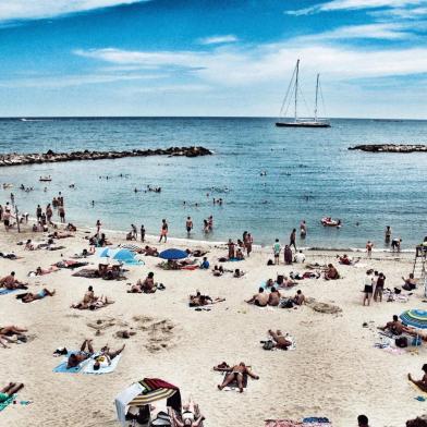  La Plage FrançaiseUma bela tarde de banho na praia de Antibes, na França. Contrapondo com a velocidade do mundo, ainda é possível relaxar na beira da praia e abster-se de questionar se o sol é escaldante demais, se o mar anda poluído ou se a economia vai permitir que eu esteja novamente aqui no próximo verão? Evoca a Hiper-realidade, realidade ou fantasia?¿ será que esta é, de fato, uma foto verdadeira?     