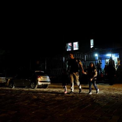  CAXIAS DO SUL, RS, BRASIL (01/08/2019)Saída da Escola Raio de Luz na Avenida Barão de Santo Ângelo no bairro Jardelino Ramos. Pais reclamam da falta de sinalização (faixa de segurança apagada) e de falta de fiscais. (Antonio Valiente/Agência RBS)