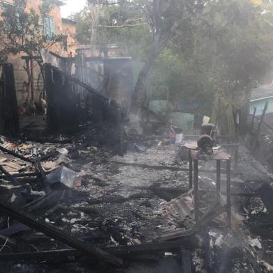 Duas casas pegaram fogo na manhã desta terça-feira (6) no bairro Agronomia, Zona leste de Porto Alegre. Os bombeiros chegaram na rua Mário Tavares de Souza por volta das 5h30min para controlar as chamas.