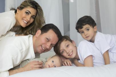 Prefeito Nelson Marchezan Junior com Tainá Vidal e os filhos Benício (recém-nascido), Neto (11 anos) e Bernardo (2 anos).