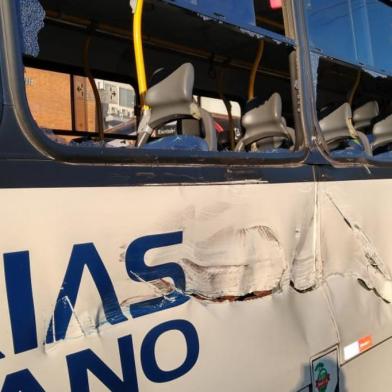 Homem nu furta ônibus na EPI Imigrante