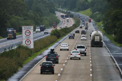  GLORINHA, RS, BRASIL, 12-02-2019: Três dias antes do reinício da cobrança de pedágio na Freeway, nova concessionária CCR ViaSul treina funcionários em pedágios e resgate de veículos. Condições da via são boas após operações tapa-buracos, mas mesmo assim ainda existe presença de desníveis e fissuras no asfalto (FOTO FÉLIX ZUCCO/AGÊNCIA RBS, Editoria de Notícias).