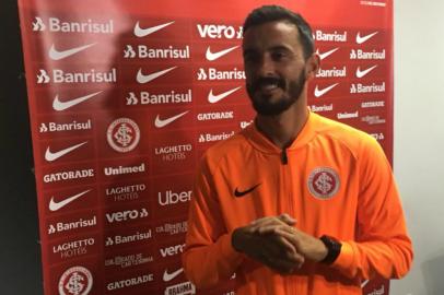 Lateral-esquerdo Uendel, do Inter, concede entrevista em Belo Horizonte, antes do jogo contra o Cruzeiro pela Copa do Brasil