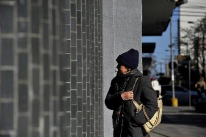  CAXIAS DO SUL, RS, BRASIL, 06/08/2019O tempo firme deve permanecer em todo o Rio Grande do Sul nesta terça-feira (6). As primeiras horas da manhã devem ser de frio, ainda que menos intenso do que o do último final de semana, quando a mínima foi negativa em algumas cidades da Serra gaúcha. À tarde, conforme a Somar Meteorologia, os termômetros devem atingir temperaturas mais altas. Assim, o dia deve ser marcado pela grande amplitude térmica e diminuição da umidade relativa do ar.  Em Caxias do Sul, a terça-feira será de céu claro, com poucas nuvens e máxima de 22ºC. Na quarta-feira (7), tanto as mínima quanto as máximas aumentam e diminuem a sensação de frio na região. (Lucas Amorelli/Agência RBS)