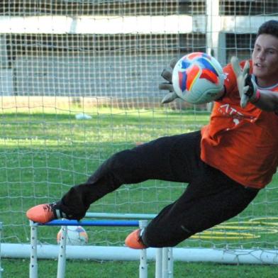 Foto do goleiro Felipe Pedroni, do sub-17 grená, treinando no time principal do Caxias.