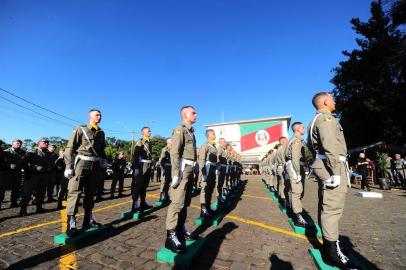 CAXIAS DO SUL, RS, BRASIL, 06/08/2019. 28 novos policiais militares são formados no 12º Batalhão de Polícia Militar, no bairro Kayser, em Caxias do Sul. A turma faz parte dos 2 mil novos soldados que passam a integrar a Brigada Militar a partir de agosto. (Porthus Junior/Agência RBS)