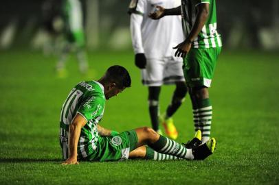 CAXIAS DO SUL, RS, BRASIL, 01/07/2019. Juventude x Luverdense, jogo válido pela Série C do Campeonato Brasileiro realizado no estádio Alfredo Jaconi. Meia Rafael Bastos sentiu o joelho e precisou ser substituído.  (Porthus Junior/Agência RBS)