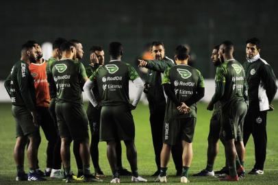  CAXIAS DO SUL, RS, BRASIL, 06/08/2019. Treino noturno do Juventude. Técnico Marquinhos Santos (C) orientou a equipe no estádio Alfredo Jaconi. O Ju está disputatndo a série C do Campeonato Brasileiro. (Porthus Junior/Agência RBS)Indexador: Porthus Junior                  