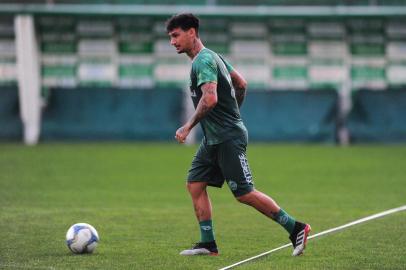  CAXIAS DO SUL, RS, BRASIL, 06/08/2019. Treino noturno do Juventude no estádio Alfredo Jaconi. O Ju está disputatndo a série C do Campeonato Brasileiro. Na foto, volante João Paulo. (Porthus Junior/Agência RBS)Indexador: Porthus Junior                  