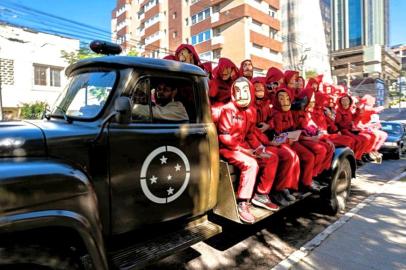 centro , namastê , la casa de papel , caminhão , exército , máscaras , amor livre , sexualidade