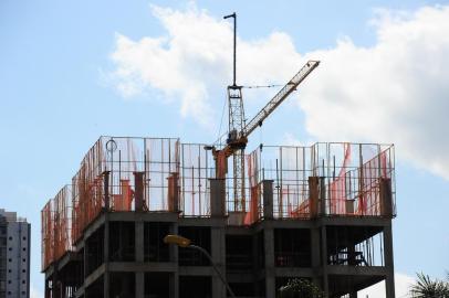  CAXIAS DO SUL, RS, BRASIL, 06/11/2017. Setor imobilário. Prédios com placas de aluga-se e prédio em construção em Caxias do Sul. Vistas da cidade de Caxias, construção civil. (Porthus Junior/Agência RBS)