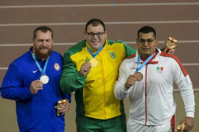  07.08.2019 - Jogos Pan-americanos Lima 2019 - Lima (PER) - Darlan Romani, no pÃ³dio com a medalha de ouro, na prova do lanÃ§amento do peso, na pista de atletismo, em Videna..Foto:  Washington Alves/COBLocal: Lima