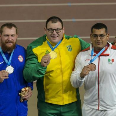  07.08.2019 - Jogos Pan-americanos Lima 2019 - Lima (PER) - Darlan Romani, no pÃ³dio com a medalha de ouro, na prova do lanÃ§amento do peso, na pista de atletismo, em Videna..Foto:  Washington Alves/COBLocal: Lima