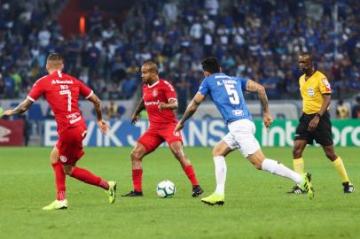 Cruzeiro x Internacional - Copa do BrasilAriel Cabral do Cruzeiro disputa lance com Patrick do Internacional durante partida entre Cruzeiro e Internacional, na primeira partida da semifinal da Copa do Brasil, no estÃ¡dio MineirÃ£o nesta quarta 07.Editoria: SPOLocal: Belo HorizonteIndexador: Rodrigo Coelho/DiaEsportivo/LancSecao: FutebolFonte: DiaEsportivoFotógrafo: Rodrigo Coelho/DiaEsportivo/Lanc