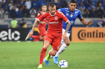 Cruzeiro x Internacional - Copa do BrasilBelo Horizonte, MG, 07.08.2019 - Pedro Rocha em lance com Nico Lopes durante partida entre Cruzeiro Internacional valida pelo 1ÃÂº jogo da semifinal da Copa do Brasil realizada no Estadio do Mineirao, nesta quarta(07). Foto: Araceli Souza/MyPhoto Press/Lancepress!Editoria: SPOLocal: %GIndexador: Araceli Souza/MyPhoto Press/LancSecao: FutebolFotógrafo: Araceli Souza/MyPhoto Press/Lanc