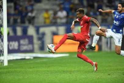  Edenilson marca o gol da vitória do Inter sobre o Cruzeiro no Mineirão pela semifinal da Copa do Brasil