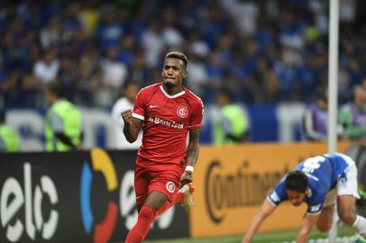  Edenilson marca o gol da vitória do Inter sobre o Cruzeiro no Mineirão pela semifinal da Copa do Brasil