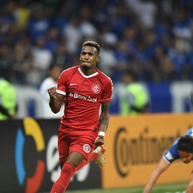  Edenilson marca o gol da vitória do Inter sobre o Cruzeiro no Mineirão pela semifinal da Copa do Brasil