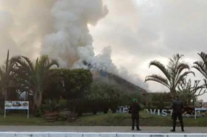 Incêndio atinge restaurante Bali Hai em Atlântida, 08/08/2019