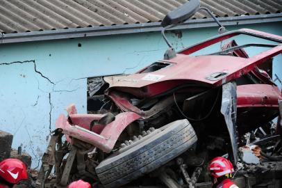  IGREJINHA, RS, BRASIL - 08/08/2019 - Acidente em Igrejinha. Um caminhão colidiu em duas casas.