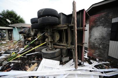  IGREJINHA, RS, BRASIL - 08/08/2019 - Acidente em Igrejinha. Um caminhão colidiu em duas casas.