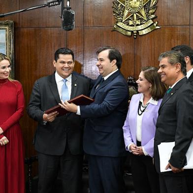 Presidente do Senado, Davi Alcolumbre, recebe de Rodrigo Maia o texto da reforma da Previdência