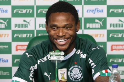 Centroavante Luiz Adriano é apresentado pelo Palmeiras